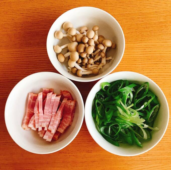 シメジは石づきを除き、長ネギは斜め薄切りに