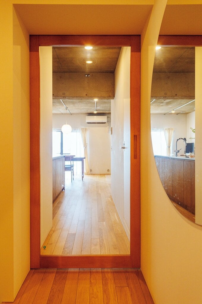 LDKと玄関の間仕切りにガラス戸を採用