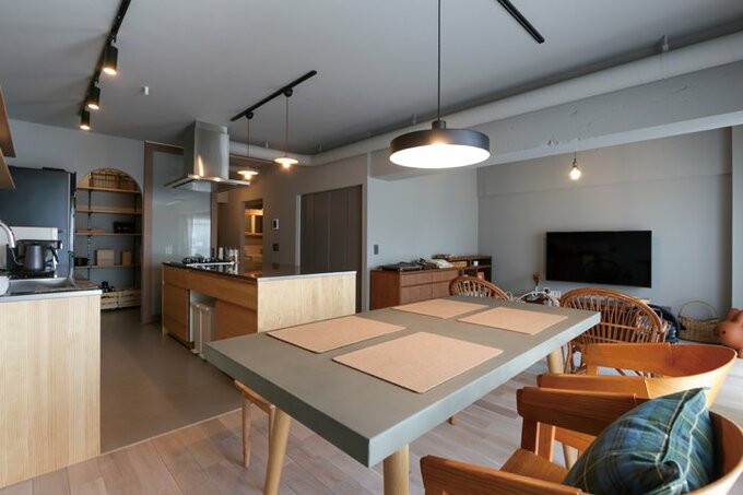 モルタル天板のダイニングテーブル