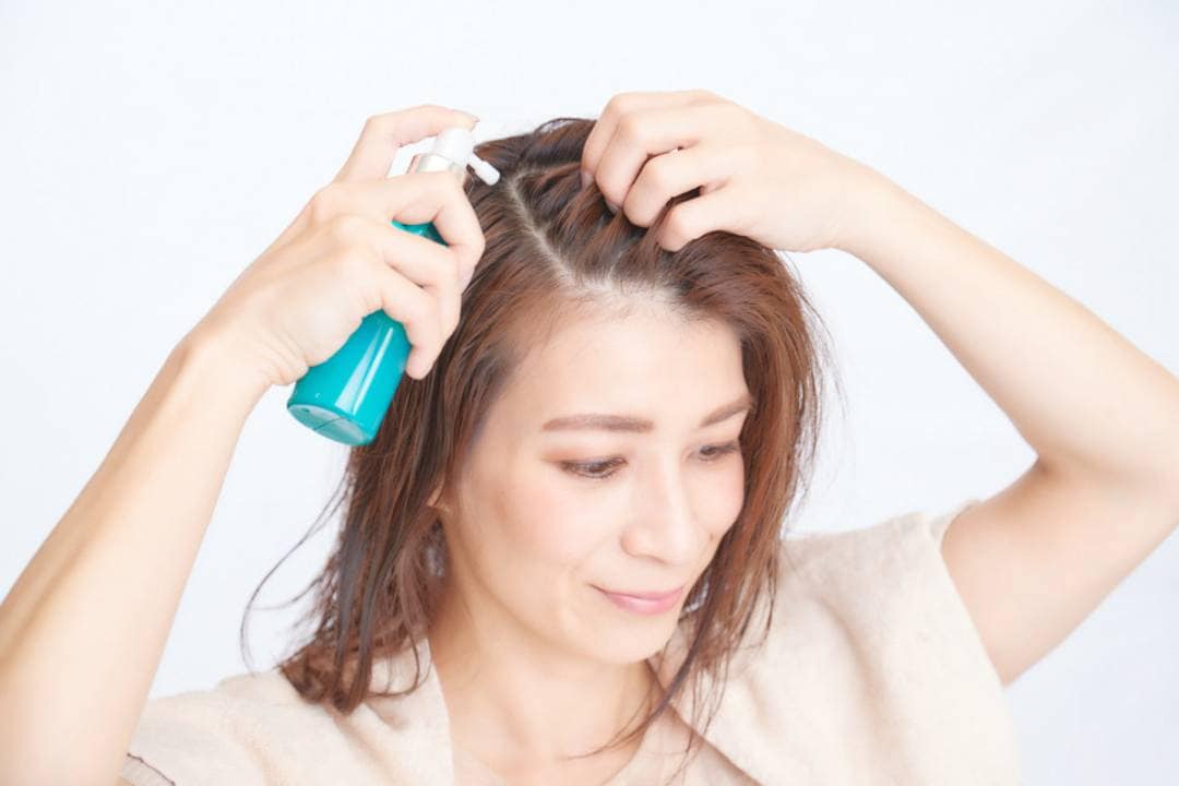 頭皮ケアに 早すぎる はない 女性も育毛剤や美容液で白髪 薄毛対策を Esseonline エッセ オンライン