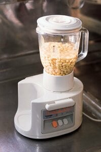 乾燥大豆1カップと水800ccをミキサーに入れ、ひと晩つける。戻し終わったら、そのまま粒がなくなるまでかくはんする。