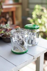 グリーンのフタがかわいいビンにピンチを入れて