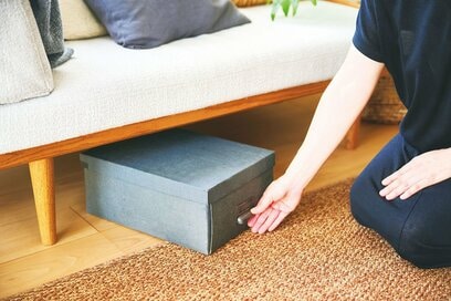 洗剤は1つだけ、DMはとりあえず箱に…50代ひとり暮らしの「無理なく続く」掃除＆片付け