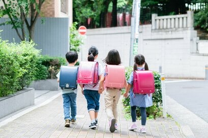 小学校の下校時間が早すぎる…。仕事と子育てのはざまで直面する「小1の壁」のリアル
