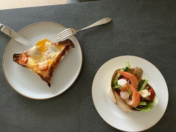 カルディ「トルティーヤ」のアレンジレシピ3つ。有名店のハンバーガー風の味わいに感動
