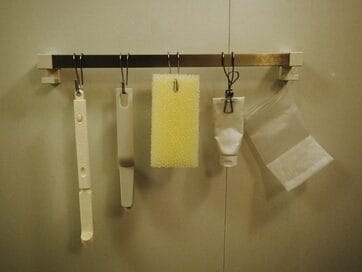 台所道具にも！お風呂スマホにも！つっぱり棒＆フックの神テク14連発