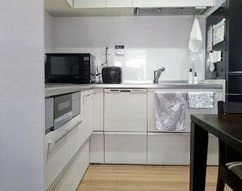 家がキレイな人が実践「キッチン片付け術」4つ。三角コーナーは撤去し、コンロ周りにものを置かない