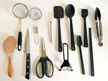 50代、キッチングッズは必要なものだけ＆シンプル収納で負担を減らす