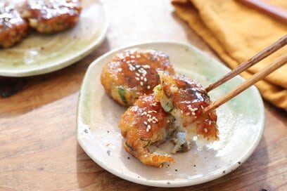 秋のお楽しみ「甘辛レンコンもち」。シャキッもちっと食感が楽しい