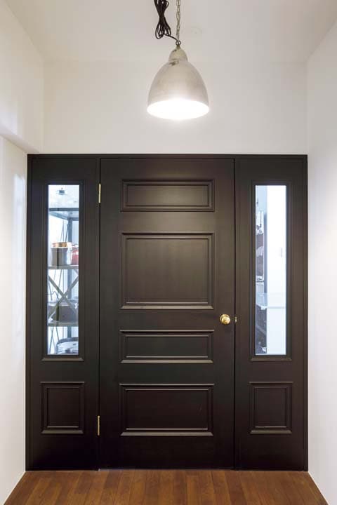 両サイドに明かり取りも設けた造作のリビングドア