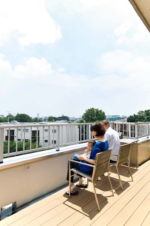 バルコニーでくつろぐ親子