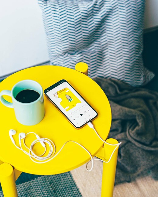 オーディオブックアプリを再生しているスマホ