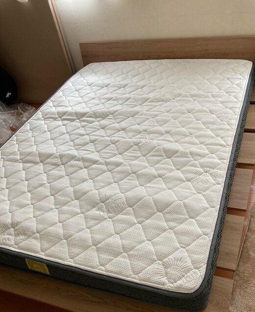 膨らんだベッドマット