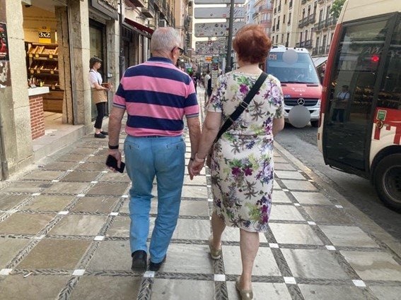 高齢な夫婦の後ろ姿