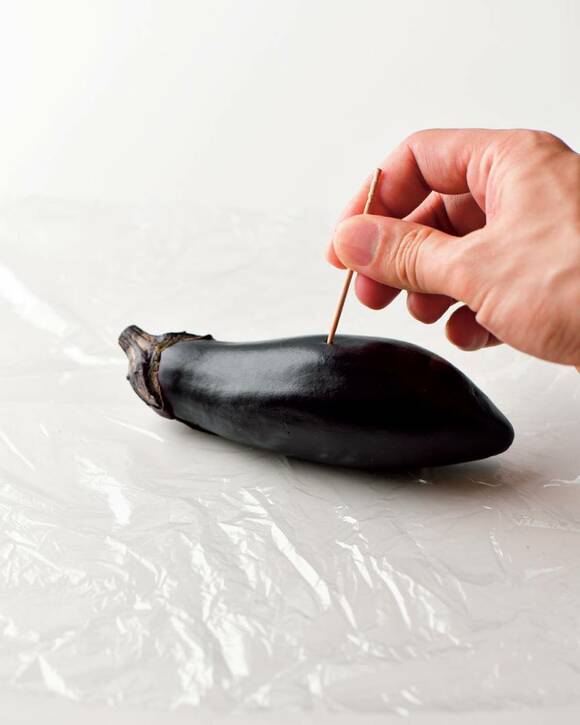 楊枝でナスに穴を開ける