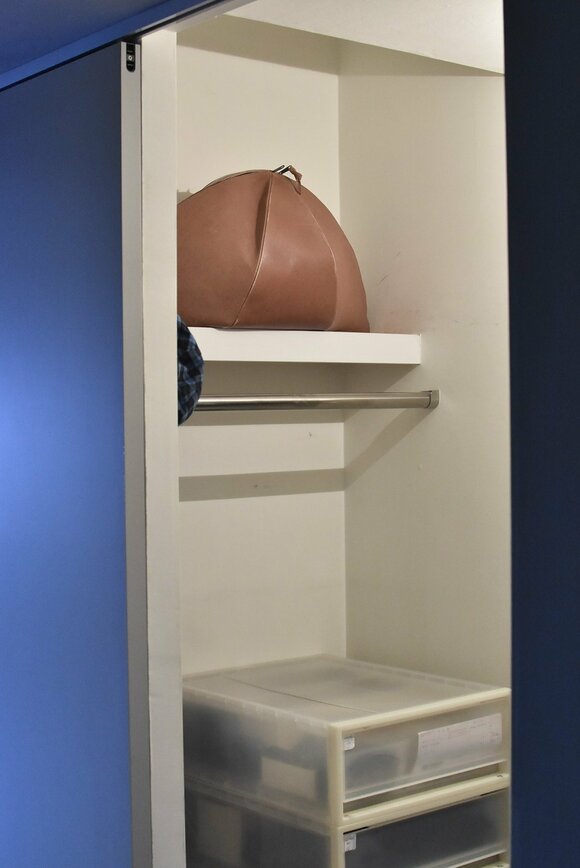 クローゼットの上の棚にバッグ