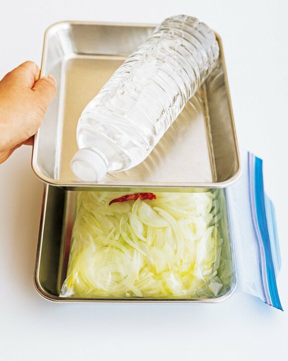 発酵タマネギに重しペットボトル