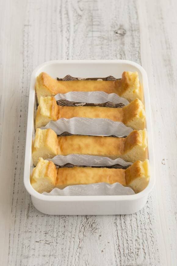 容器にチーズケーキ