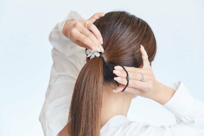 飾りゴムをつける様子