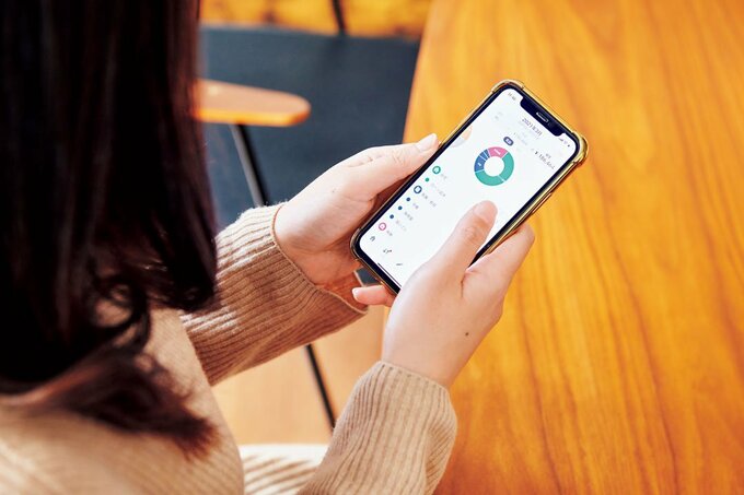 スマホを持つ女性