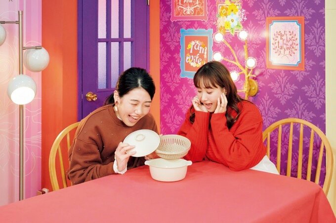 ザル付きビストロヌードルを見る藤本美貴さんと横澤夏子さん