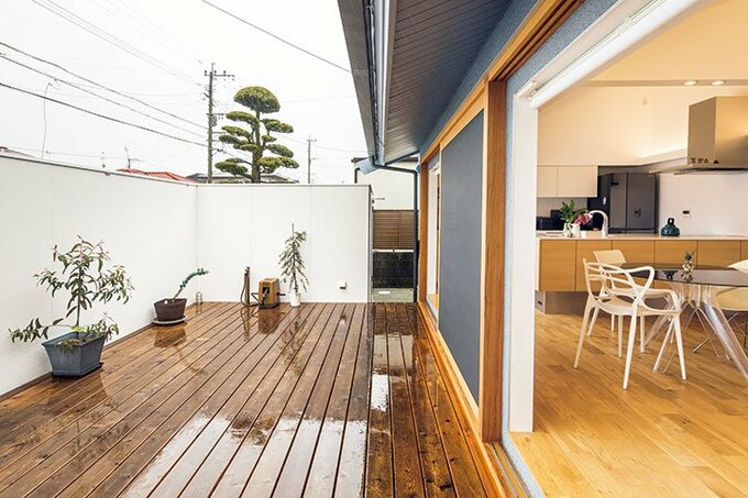 アウトドアリビングとして活用しているデッキテラス