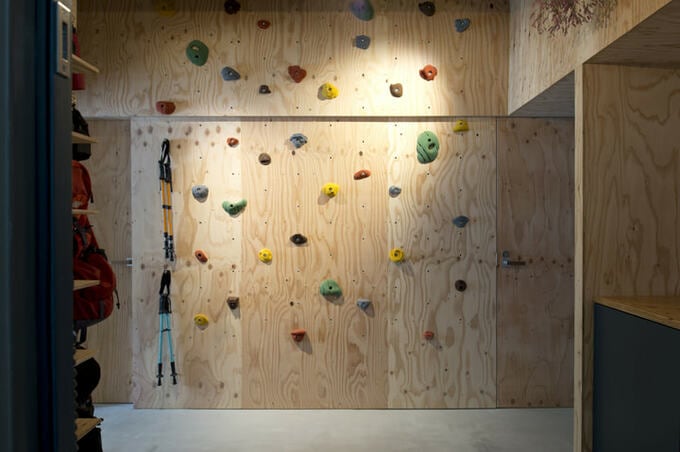 玄関の壁はボルタリング仕様