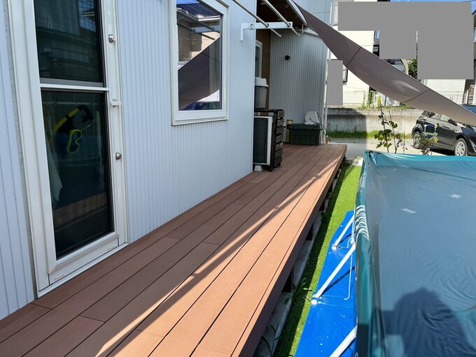 リビングの外のウッドデッキ