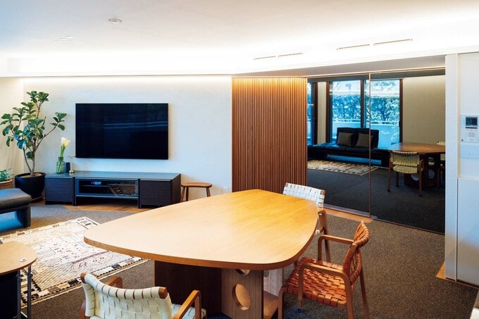 ブラックミラーの壁