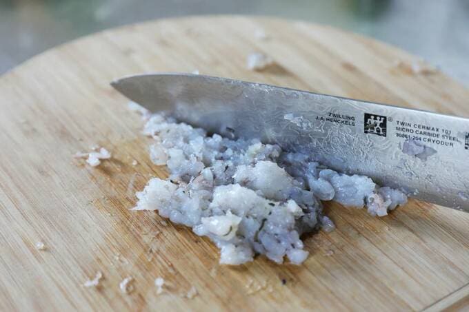 むきエビをたたいてみじん切りにする