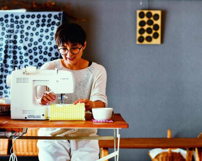 ミシンと女性
