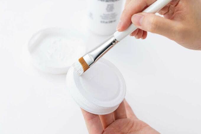 アクリル絵の具を4~5回塗り重ねる