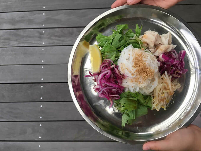 麺と具材がそろったら、盛りつけ