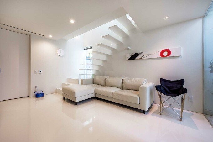 床はエポキシ樹脂の塗装仕上げ