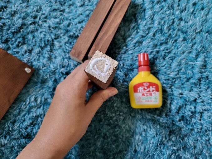 テーブルに取りつける部分に木工用ボンドを塗る