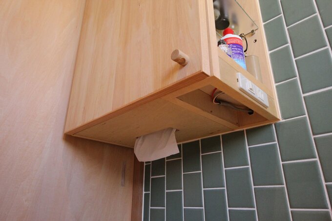 下部の引き出し穴から、簡単にティッシュを取ることができる