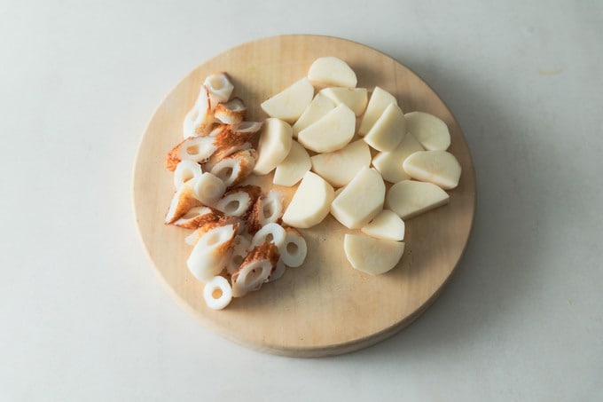 ジャガイモは1センチ幅の半月切り、ちくわは斜め薄切りにする。