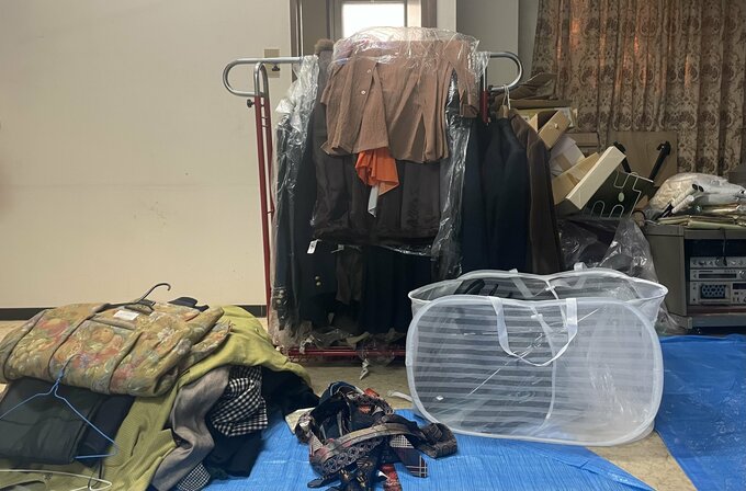 衣類の片付け中