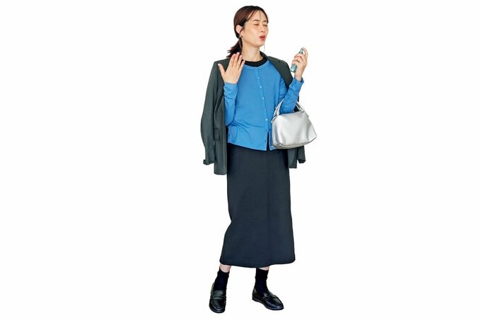 ひんやりミストを顔にかけているカーデ＋ジャケット姿の女性