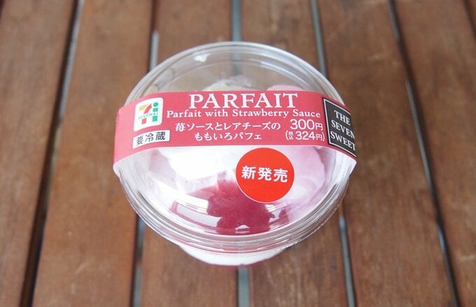 苺ソースとレアチーズのももいろパフェ