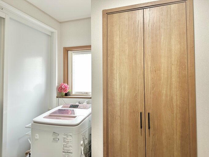 脱衣所に設けた扉つきのクローゼット収納