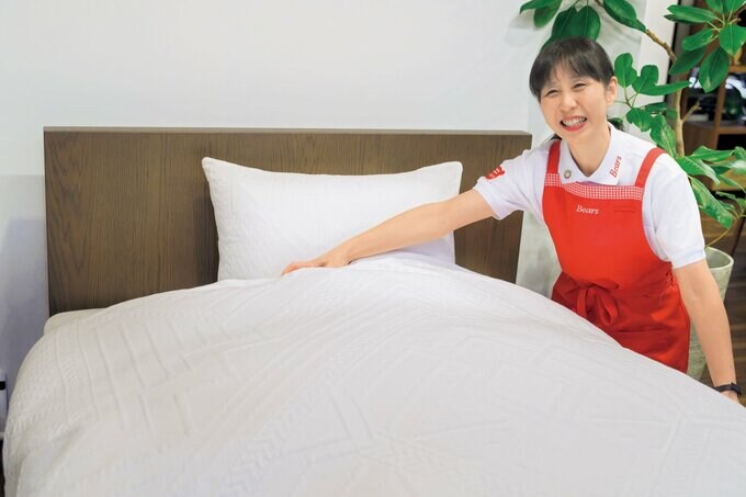 ベッドを掃除をする高橋さん