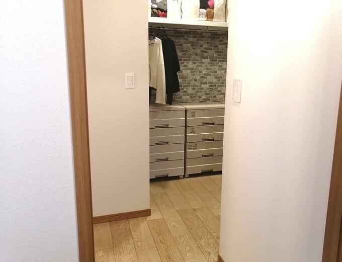 家事室からウォークスルークローゼットを見たところ
