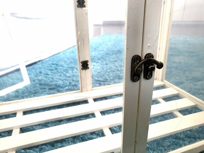 前面の開閉フレーム2枚に開閉用フックを取りつける