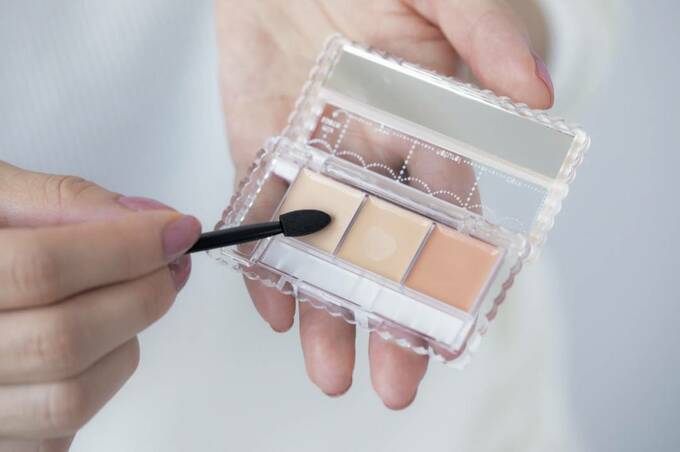 コンシーラー持つ様子