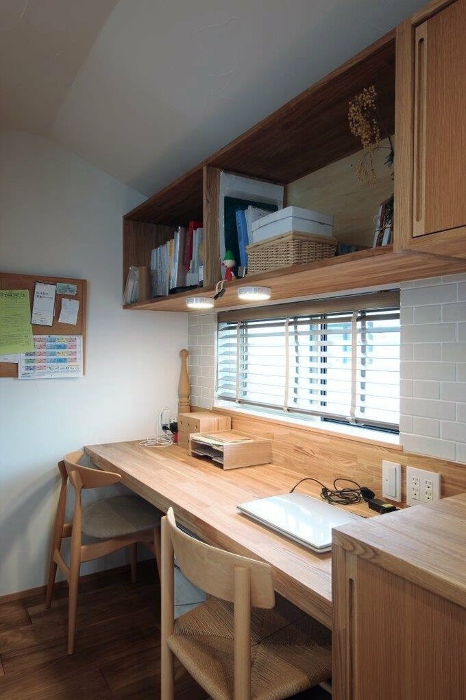 キッチンの背面カウンターとつながるデスク