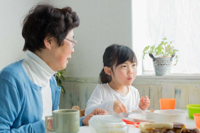 女性と子ども食卓