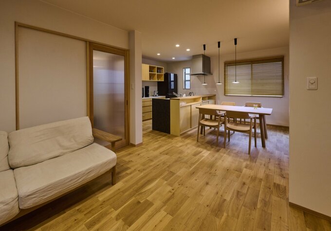 壁は自然素材の漆喰仕上げ