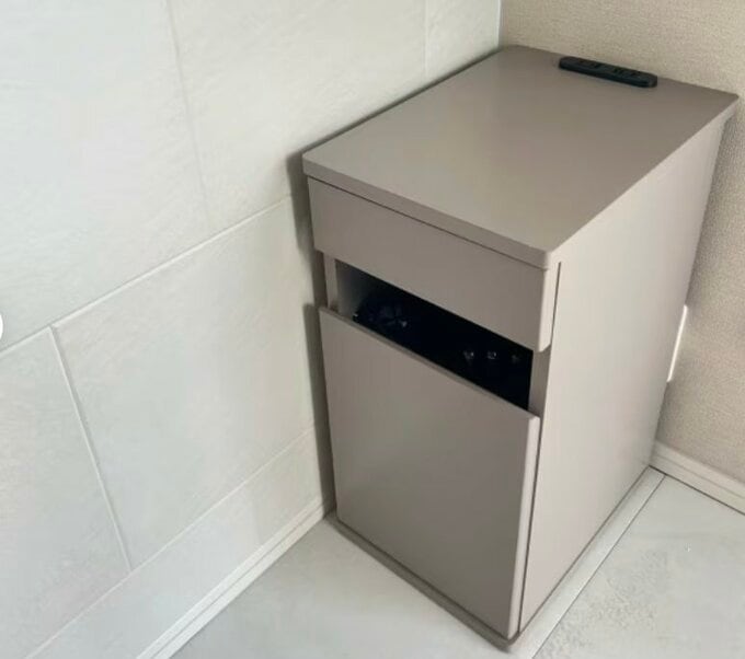 上段の引き出しには電源コードやケーブル類を、 下部のスペースにはライトなどの大型アイテムを収納