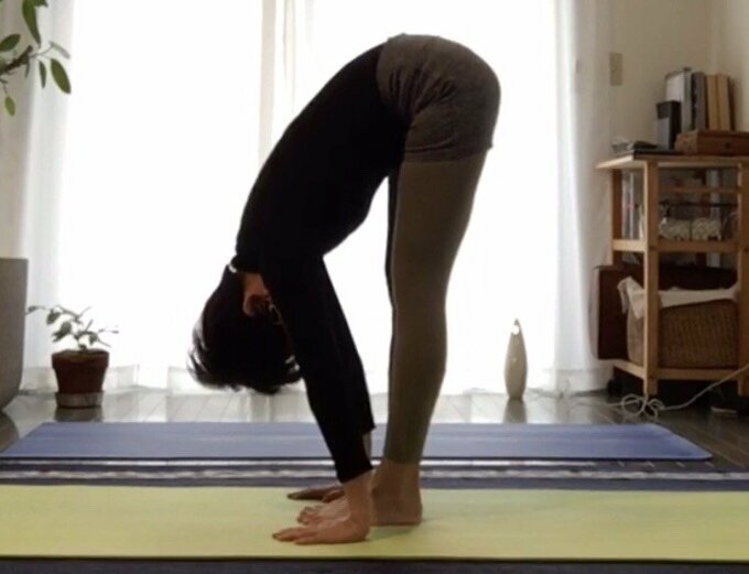 つま先を触るポーズ